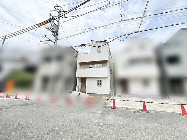 洗練されたフォルムが街並みに馴染む、落ち着いた佇まいの外観デザインです。