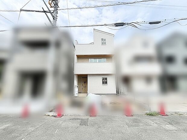 洗練されたシルエットが街並みに溶け込み、心地よい静けさと品格を漂わせる佇まいです。