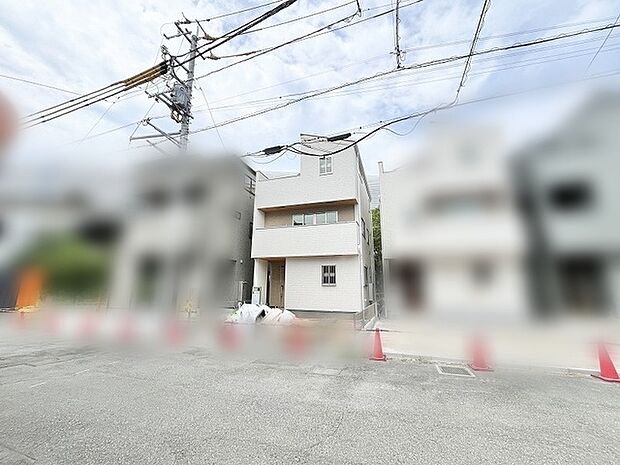 周囲の街並みに溶け込みながら、凛とした佇まいを見せる外観デザインが印象的です。