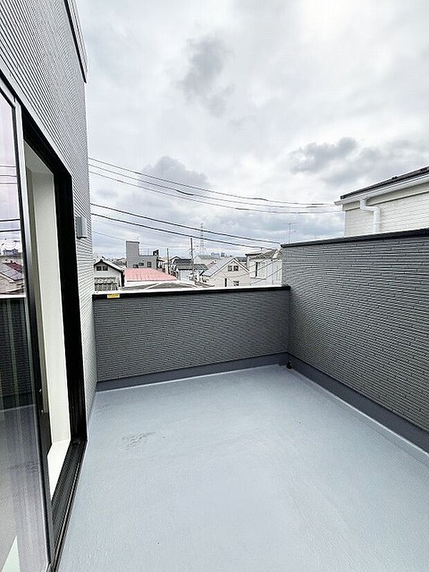 空の広がりを感じられる開放的な空間が心地よいプライベートな外のひととき