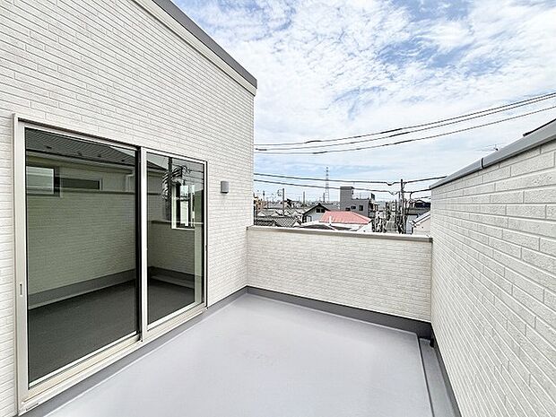 空とのつながりを感じる開放的な空間が、日々の暮らしに心地よい余白をもたらしてくれます。