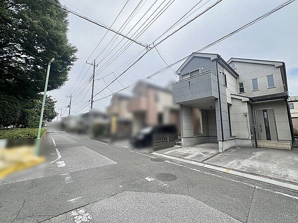 落ち着いた住宅街に馴染む、端正な佇まいが日々の暮らしを穏やかに整えてくれます。