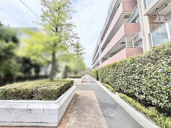 豊かな緑が日常に溶け込み、四季の移ろいを感じながら穏やかに過ごせる住環境が整っています。