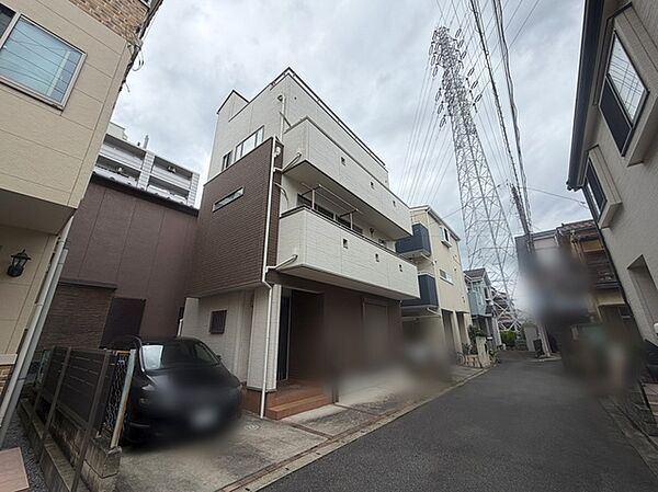 幅員の狭い道ですが、車通りの少ない住宅街に立地してます。