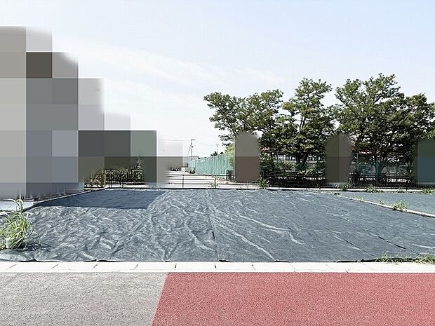 空が開け、周囲の豊かな緑と穏やかな風を感じる、開放感にあふれた心地よいロケーションです。