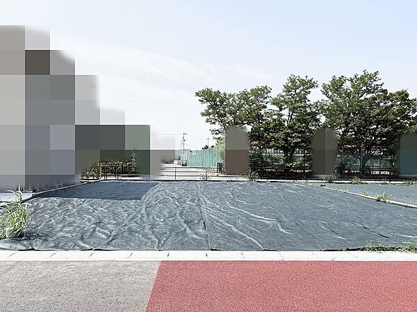 空が開け、周囲の豊かな緑と穏やかな風を感じる、開放感にあふれた心地よいロケーションです。