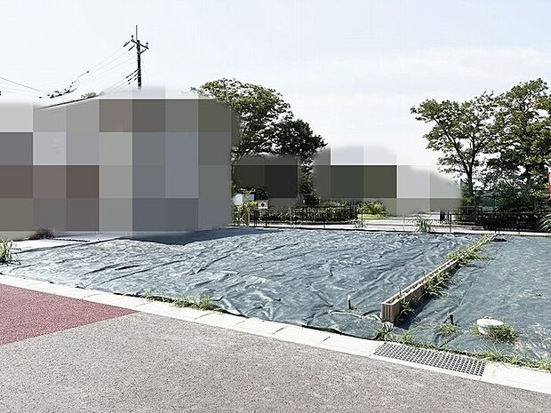 空が開けて見通しが良く、落ち着いた環境で新しい暮らしを想像できるゆとりある敷地です。