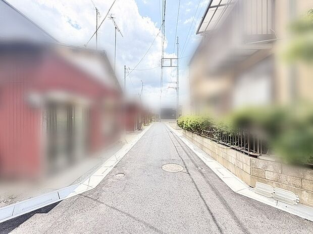 空を見上げながら静かに歩みを進める、穏やかで落ち着いた暮らしの入り口となる風景です。