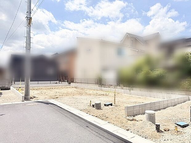 これからの暮らしを自由に描き出せる、すっきりと開かれた静かな街並みに馴染む一角です。