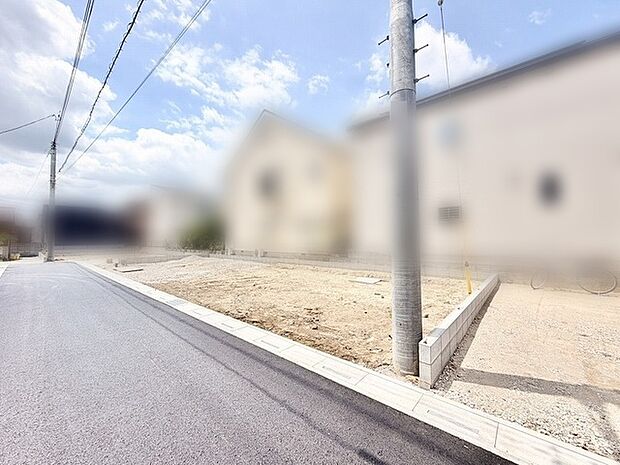 穏やかな街並みに溶け込む、新生活の可能性を秘めたフラットな敷地です。