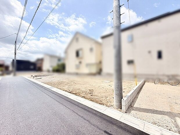 閑静な住宅街の一角にあり、周囲の落ち着いた雰囲気と調和する暮らしの可能性を感じさせる区画です。