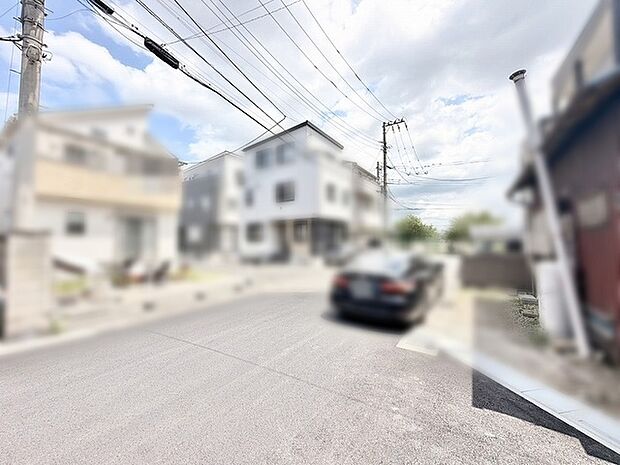 穏やかな空気が流れる住宅街に位置し、日々の暮らしに心地よい静けさと落ち着きをもたらす住環境です。