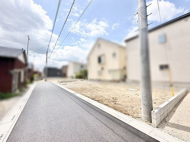 空が広く見渡せる開放的な環境で、穏やかな暮らしを育むための落ち着いた区画が広がっています。