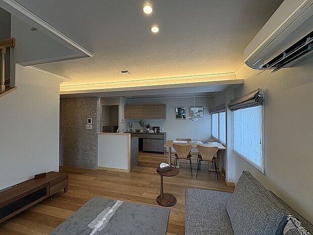 柔らかな間接照明が織りなす陰影が、心地よい安らぎと洗練された落ち着きを住まいに添えています。