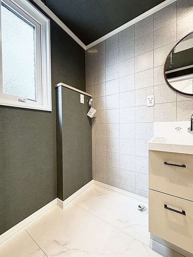 洗練された色使いと質感のコントラストが、日々の生活に心地よい落ち着きと静寂をもたらしてくれます。