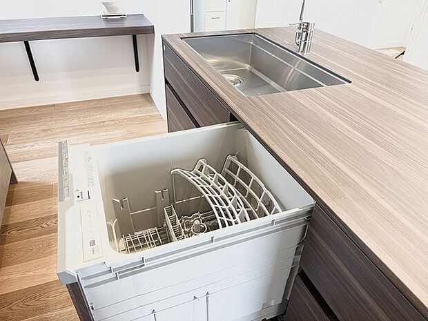 落ち着いた木目の質感が際立つ、日々の暮らしに静かな調和をもたらす洗練された空間です。