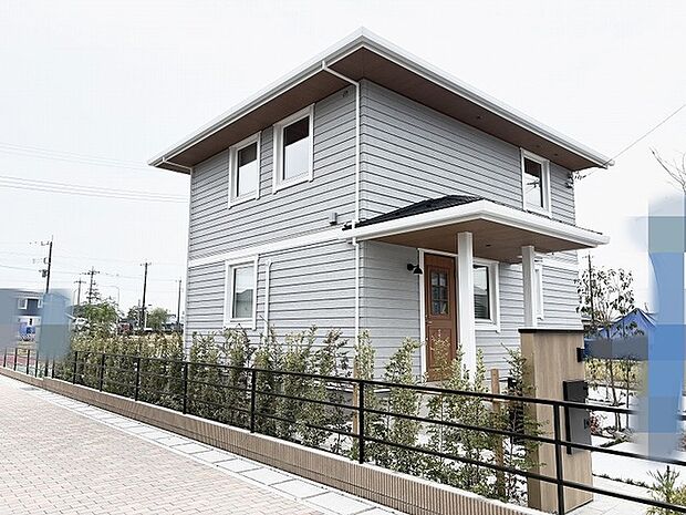 洗練された外観が周囲の街並みに調和し、日々の暮らしに静かな安らぎをもたらす住まいです。