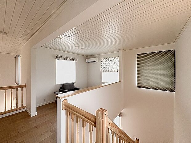 自然な木の温もりと開放感が心地よく、家族の気配を感じながら穏やかな時間を過ごせる空間です。