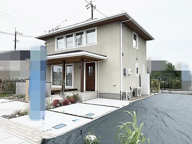端正な佇まいと温かみのある外観が、街並みに穏やかに溶け込む住まいです。