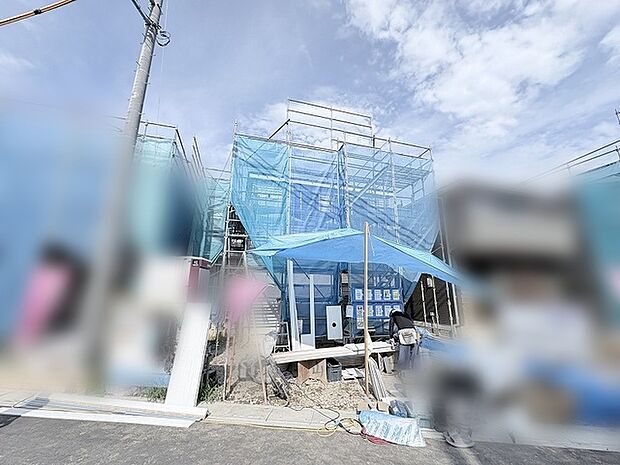 新しい暮らしの基盤となる住まいが、着実に形づくられていく建設中の風景です。