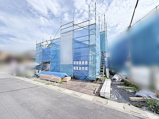 これから始まる新しい暮らしの形を予感させる、穏やかで静かな街並みに溶け込む現場の風景です。