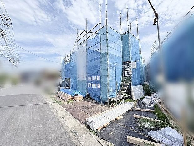 新しい住まいが形作られていく過程に、完成までの期待と穏やかな街並みの静けさが重なります。
