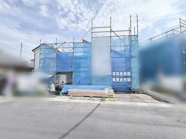 新しい暮らしの始まりを感じさせる、静かな街並みに馴染む丁寧な建築が進められています。