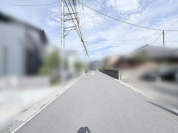 落ち着いた住宅街の雰囲気が漂い、日々の暮らしに穏やかな安らぎを感じさせる周辺環境です。