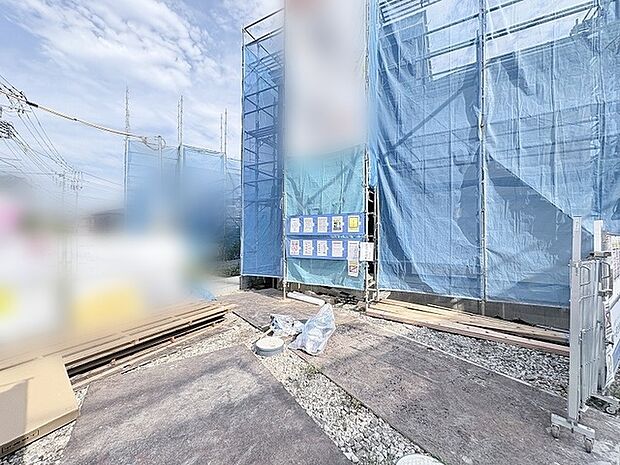 完成に向けた期待感が高まる、静かに時を刻む建築中の現場風景です。