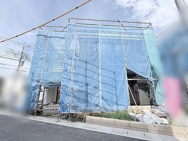 完成に向けて着々と準備が進む、新しい暮らしの始まりを感じさせる風景です。