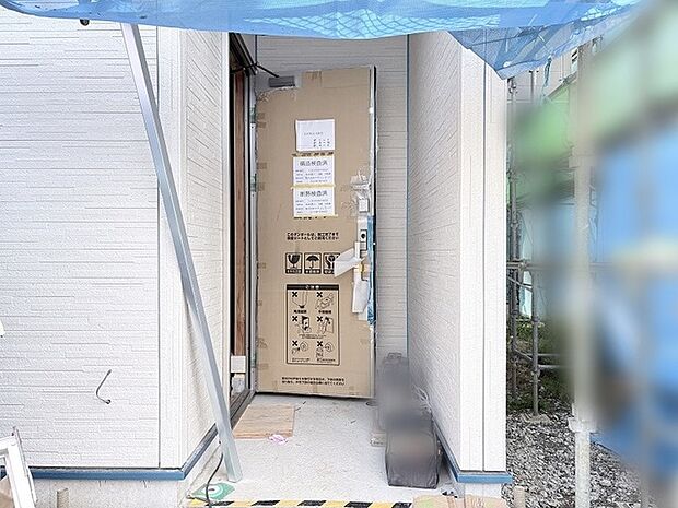 完成を待ちわびる静かなエントランス、新しい暮らしの始まりを感じさせる凛とした佇まいです。