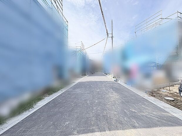 静けさが漂う新しい街並みの中に、日々の暮らしが穏やかに整っていく予感を感じさせます。