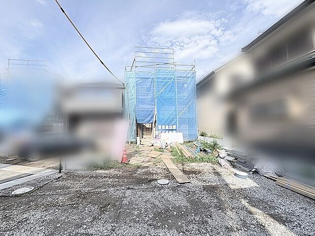 新しい暮らしの始まりを感じさせる、静かな街並みに調和する一角です。