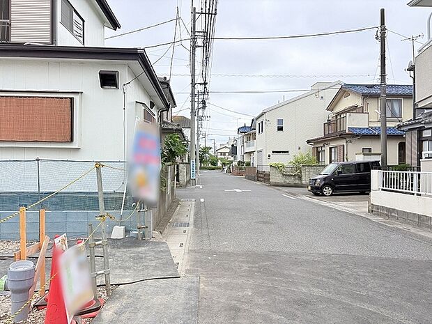 閑静な住宅街で通行量は少なめです。