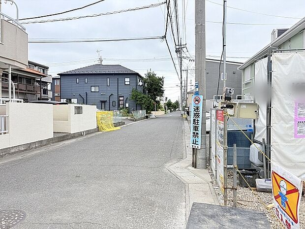前面道路は幅員6メートルで広めです。