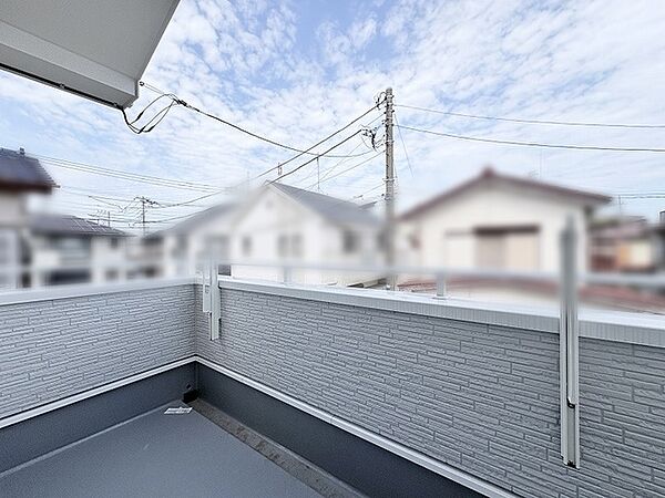 空の広がりを感じる開放的なスペースは、日常に心地よい風とゆとりを運んでくれる場所です。