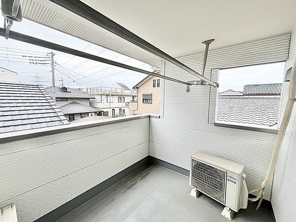 周囲の街並みを穏やかに見晴らす、心地よい開放感を感じられるゆとりのあるスペースです。