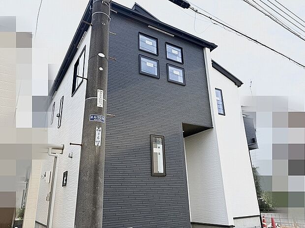 洗練されたモノトーンのコントラストが街並みに静かな気品をもたらす、印象的な佇まいです。