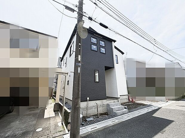 コントラストの効いたモノトーンの外観が、街並みの中で洗練された存在感を放ちます。