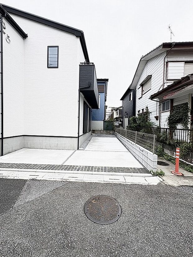 洗練された外観デザインに調和する、すっきりと整えられた心地よい駐車スペース