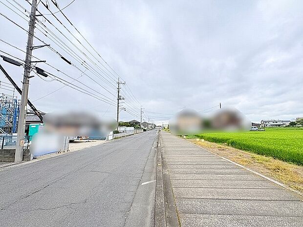 空が広く感じられる開放的な立地で、静かに流れる穏やかな日常を予感させる景観が広がっています。