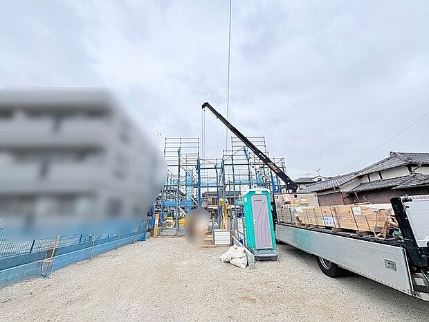 新たな暮らしの形が一つひとつ丁寧に積み上げられていく、建設現場の穏やかな景色です。
