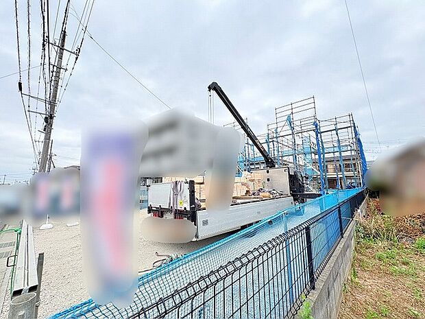 理想の住まいが形作られていく、期待感に満ちた建築現場の様子です。