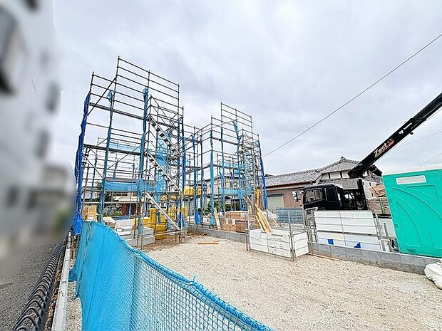 新しい暮らしの基礎を築くための、着々と歩みを進める住まいの建設現場の様子です。
