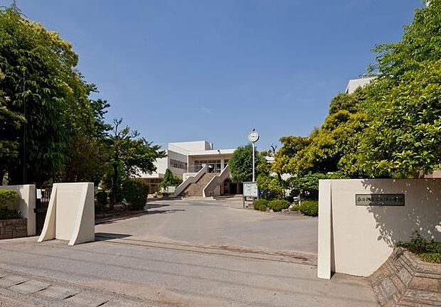 春日部市立上沖小学校(422m)