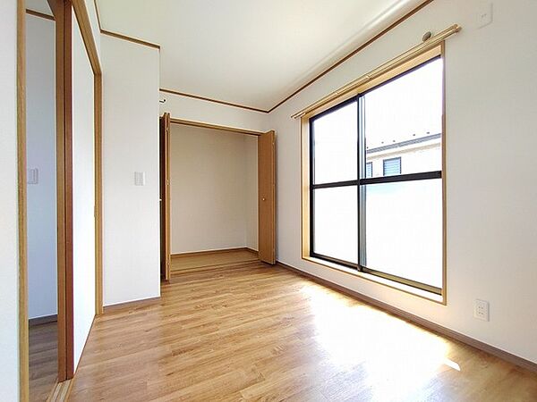 木の温もりに包まれた空間は、シンプルで整然とした印象を与え、心穏やかに過ごせる心地よい時間が流れています。
