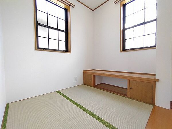 白を基調とした壁と木の温もりが調和し、心穏やかに過ごせる凛とした静けさが漂う空間です。