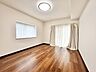 洋室：シンプルで無駄のない空間が、日々の暮らしに静かな安らぎと穏やかなひとときをもたらしてくれます。