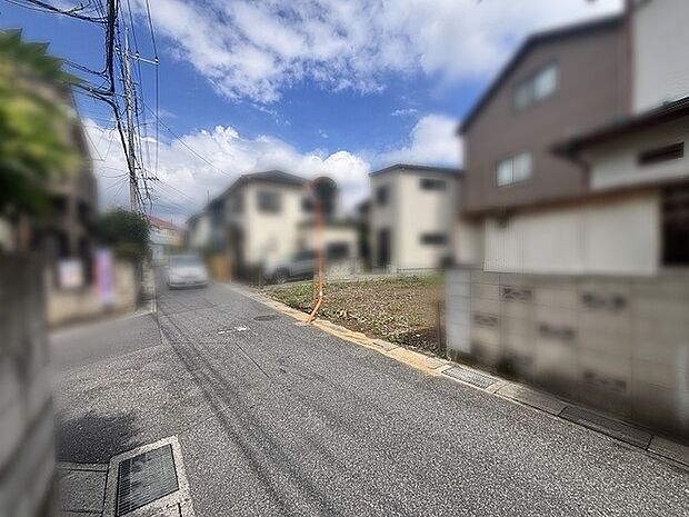 周辺環境に落ち着きが感じられ、日々の暮らしに溶け込む穏やかな街並みが魅力的な立地です。