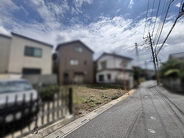 空の広がりを感じる、穏やかで静かな時間が流れる住宅街の佇まいです。